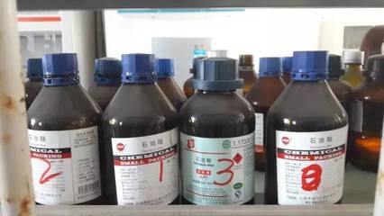 實(shí)驗(yàn)室里的魅力導(dǎo)師 當(dāng)外國(guó)帥哥趣味演繹乙酸乙酯安全須知