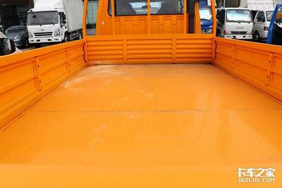 霸鈴V6配小8擋變速箱，雙聯屏科技助力，讓爬坡更從容